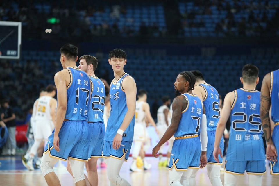 AYXapp下载-重庆队在比赛中打出高效进攻，轻松压制对手