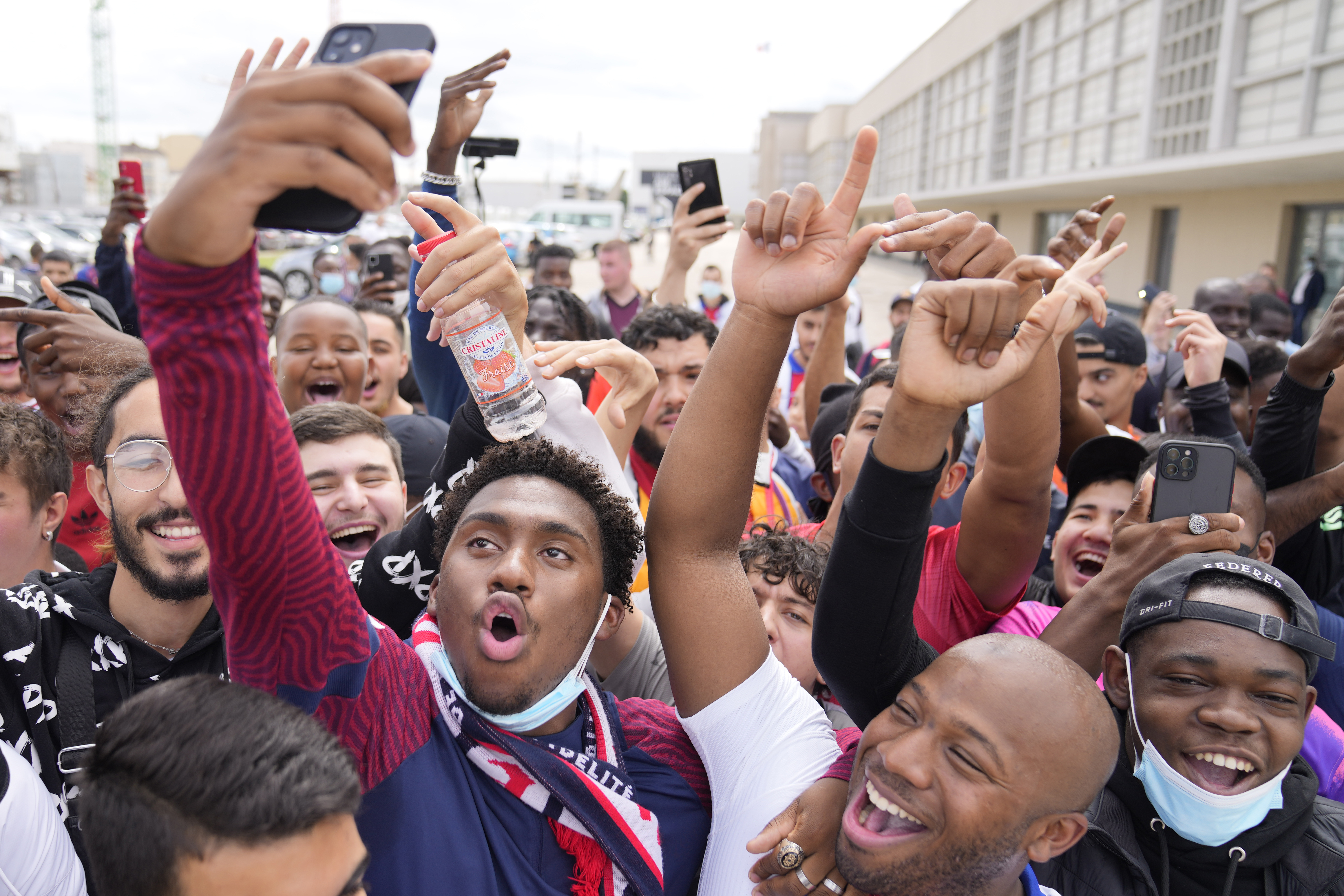 欧洲联赛热闹登场,球迷欢欣鼓舞 欧洲联赛热闹登场,球迷欢欣鼓舞