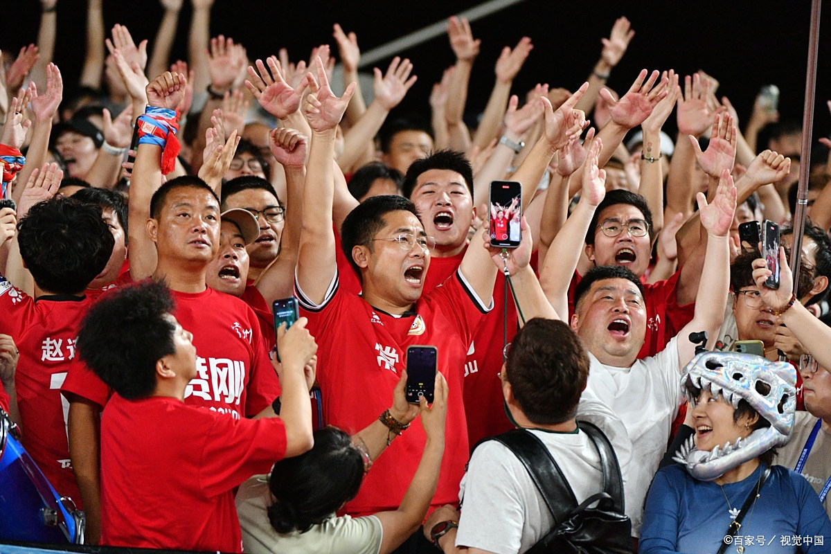 激动人心的比赛,球员兢兢业业奉献每一场对抗 激动人心的比赛,球员兢兢业业奉献每一场对抗