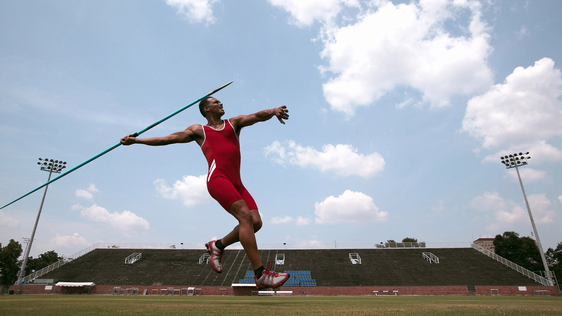 伯纳乌的算盘与亚洲面孔，当皇马用孙兴慜的刀，切开中国足球的旧伤
